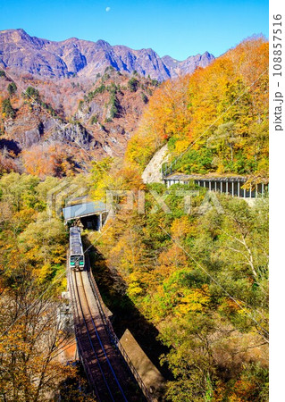 只見線 秋の余韻沢橋梁を渡る列車キハE120形(福島県只見町、11月上旬午前) 只見線 秋の余韻沢橋梁を渡る列車キハE120形(福島県只見町、11月上旬午前) 108857516