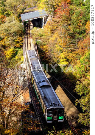 只見線 秋の余韻沢橋梁を渡る列車キハE120形(福島県只見町、11月上旬午前) 只見線 秋の余韻沢橋梁を渡る列車キハE120形(福島県只見町、11月上旬午前) 108857517