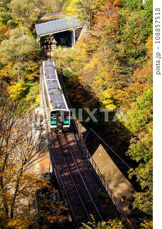 只見線 秋の余韻沢橋梁を渡る列車キハE120形(福島県只見町、11月上旬午前) 只見線 秋の余韻沢橋梁を渡る列車キハE120形(福島県只見町、11月上旬午前) 108857518