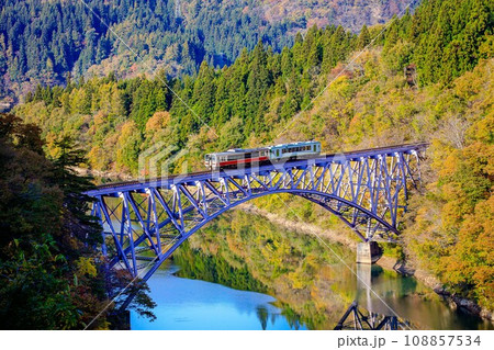只見線 秋の第一只見川橋梁を渡る列車(福島県三島町、11月上旬午後) 只見線 秋の第一只見川橋梁を渡る列車(福島県三島町、11月上旬午後) 108857534