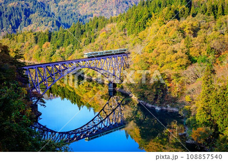 秋の第一只見川橋梁を渡る臨時列車「只見線満喫号」(福島県三島町、11月上旬午後) 秋の第一只見川橋梁を渡る臨時列車「只見線満喫号」(福島県三島町、11月上旬午後) 108857540
