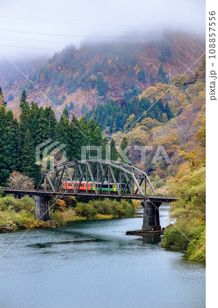 只見線　秋の第四只見川橋梁を渡る列車(福島県金山町、11月上旬午前) 108857556