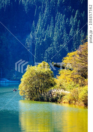 只見線早戸駅から望む秋の「霧幻峡の渡し」(福島県三島町、11月上旬正午) 108857562