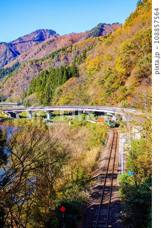 只見線 秋の早戸駅に入る列車(福島県三島町、11月上旬午後) 只見線 秋の早戸駅に入る列車(福島県三島町、11月上旬午後) 108857564