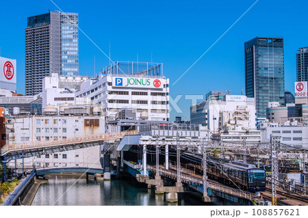日本の横浜都市景観 相鉄線横浜駅やホームに入る電車などを望む 日本の横浜都市景観 相鉄線横浜駅やホームに入る電車などを望む 108857621