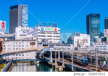 日本の横浜都市景観 相鉄線横浜駅やホームに入る電車などを望む 108857622