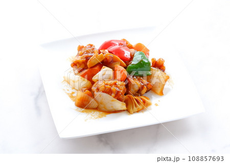 酢豚は玉ネギやニンジン、ピーマンなど野菜がたっぷり入った健康的な中華料理 酢豚は玉ネギやニンジン、ピーマンなど野菜がたっぷり入った健康的な中華料理 108857693