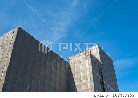 青空と解体工事の防音シート 108857855