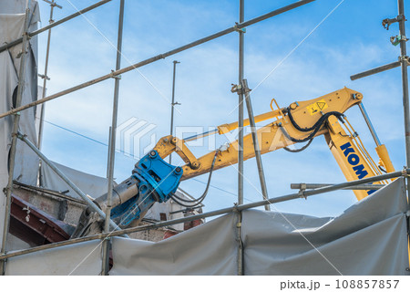 青空が広がる解体現場と重機 108857857