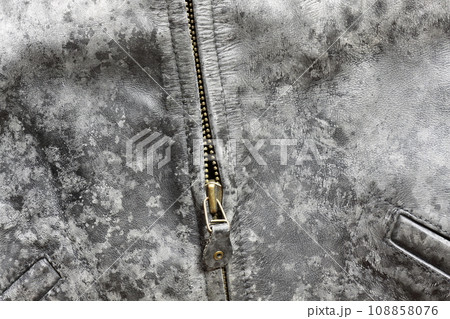 カビが生えてしまった革のジャケット 108858076