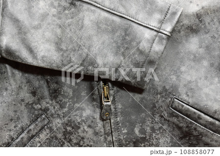カビが生えてしまった革のジャケット 108858077