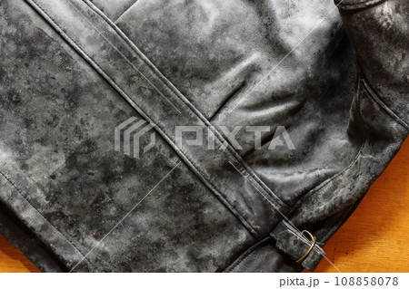 カビが生えてしまった革のジャケット 108858078