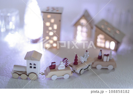 ツリーと家と汽車 夜のクリスマスの町 ツリーと家と汽車 夜のクリスマスの町 108858182