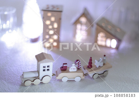 ツリーと家と汽車　夜のクリスマスの町 108858183