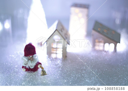 夜のクリスマスの町　サンタとイルミネーション 108858188
