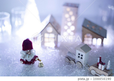 夜のクリスマスの町 サンタと汽車とツリー 夜のクリスマスの町 サンタと汽車とツリー 108858190