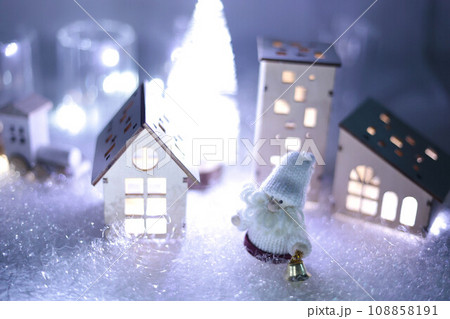 夜のクリスマスの町　サンタと汽車とツリー 108858191
