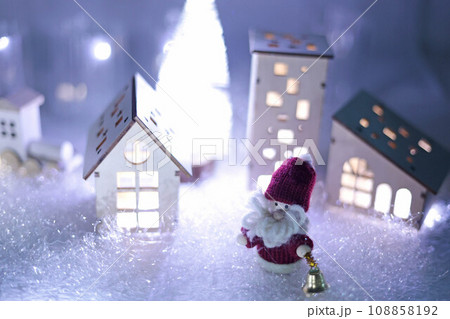 夜のクリスマスの町　サンタと汽車とツリー 108858192