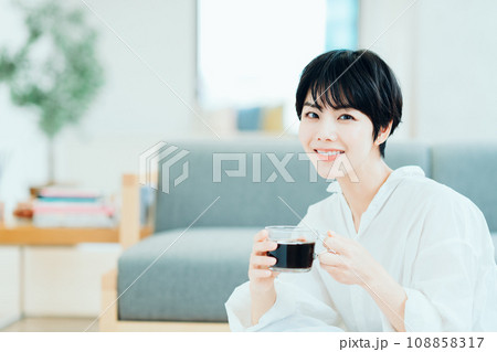 リビングでコーヒーを飲む女性。 リビングでコーヒーを飲む女性。 108858317