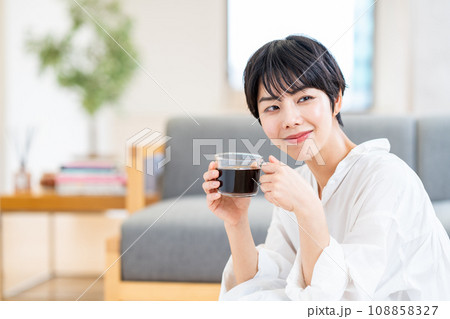 リビングでコーヒーを飲む女性。 リビングでコーヒーを飲む女性。 108858327