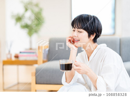 リビングでコーヒーを飲む女性。 リビングでコーヒーを飲む女性。 108858328