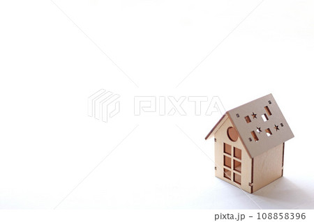 木でできた可愛いミニチュアのお家 108858396