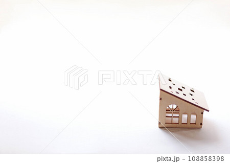 木でできた可愛いミニチュアのお家 108858398
