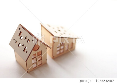 二つ並んだ可愛いミニチュアの木のお家 108858407