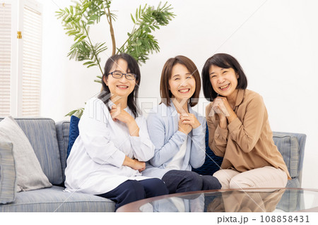 おしゃべりをする女性　 108858431