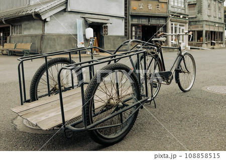 昭和の街並みにあったリヤカー自転車 昭和の街並みにあったリヤカー自転車 108858515