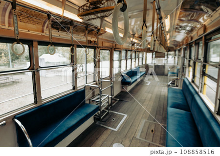 昭和レトロな都電の電車内 108858516