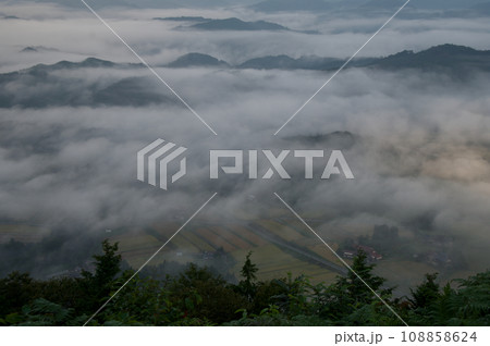 三河内の雲海　朝霧　三つ子山山頂からの眺望　秋風景 108858624