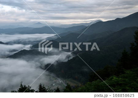 三河内の雲海 朝霧 三つ子山山頂からの眺望 吾妻山 猿政山 三河内の雲海 朝霧 三つ子山山頂からの眺望 吾妻山 猿政山 108858625