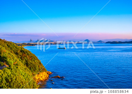 西日に映える瀬戸大橋と瀬戸内海 西日に映える瀬戸大橋と瀬戸内海 108858634