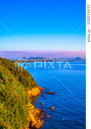 西日に映える瀬戸大橋と瀬戸内海 108858635