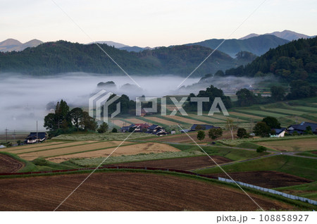 三河内の棚田にかかる朝霧 秋 稲刈り後 三河内の棚田にかかる朝霧 秋 稲刈り後 108858927