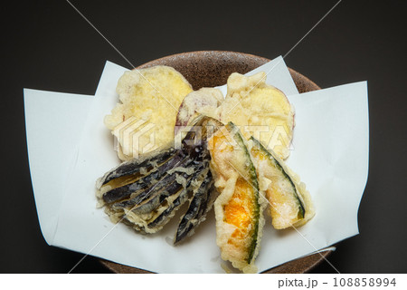 からっと仕上がった、なす、かぼちゃ、さつまいものてんぷらの盛り合わせ 108858994