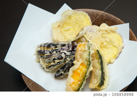 からっと仕上がった、なす、かぼちゃ、さつまいものてんぷらの盛り合わせ からっと仕上がった、なす、かぼちゃ、さつまいものてんぷらの盛り合わせ 108858998