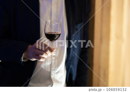 Hand holding a wine glass 108859132