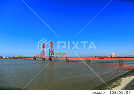【佐賀県】快晴の筑後川昇開橋 【佐賀県】快晴の筑後川昇開橋 108859307