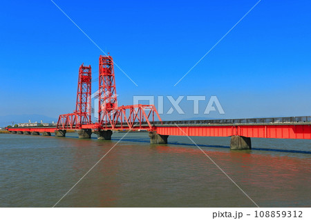 【佐賀県】快晴の筑後川昇開橋 【佐賀県】快晴の筑後川昇開橋 108859312