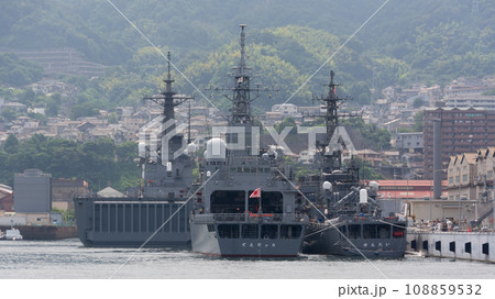 呉に停泊する海上自衛隊艦船 108859532