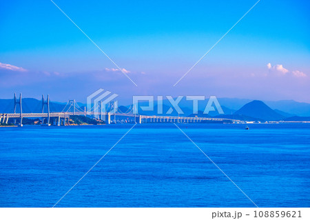 瀬戸大橋と瀬戸内海 108859621