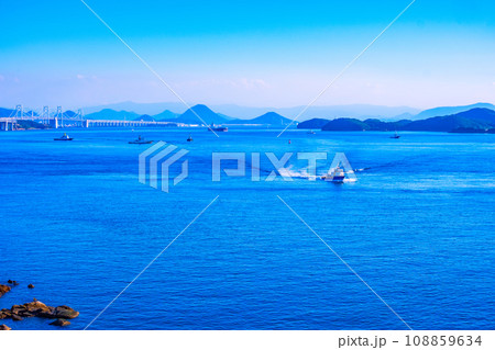 瀬戸大橋と瀬戸内海 108859634