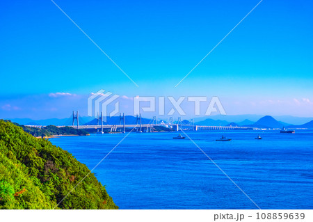 瀬戸大橋と瀬戸内海 108859639