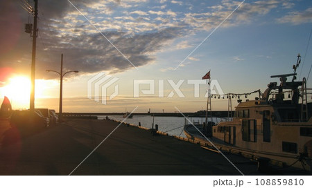 夕陽に照らされた漁船 夕陽に照らされた漁船 108859810