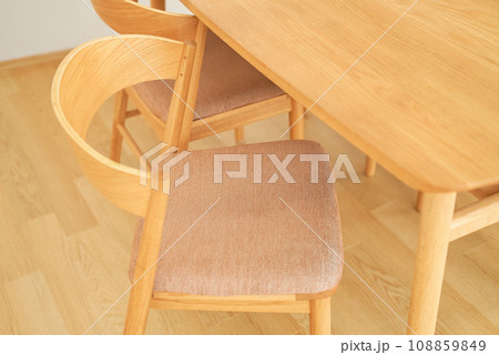 木製テーブルのあるインテリア 108859849
