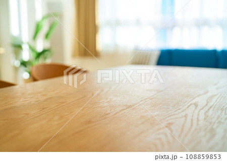 木製テーブルのあるインテリア 108859853
