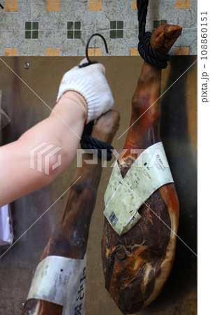 香港・徳輔道西の通称「海味街」と「呼ばれる乾物専門街で売られる雲南省の三元豚金華ハム 108860151