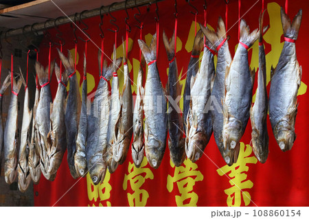 香港・徳輔道西で売られる塩干し魚（ハムユイ）。クサヤに似ていで臭いが美味。かつては安かったが今は高価 108860154